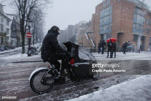 people on the street during heavy snowfall in amsterdam - clima stock pictures, royalty-free photos & images