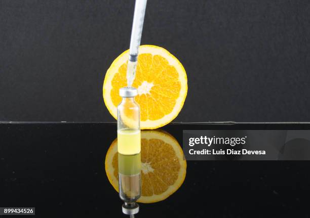 more and more people are using their mobile phones to find genetic experiments with oranges - conjugación proceso biológico fotografías e imágenes de stock