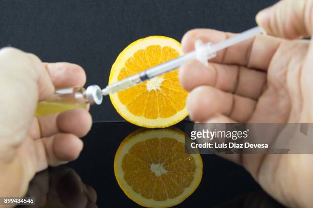 more and more people are using their mobile phones to find genetic experiments with oranges - conjugação imagens e fotografias de stock