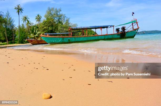 wooden boat moored on koh russei island beach, gulf of thailand, cambodia - thailand focus 2011 stock-fotos und bilder