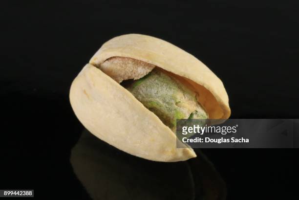 pistachio nut on a black background (pistacia vera) - pistachio tree 個照片及圖片檔
