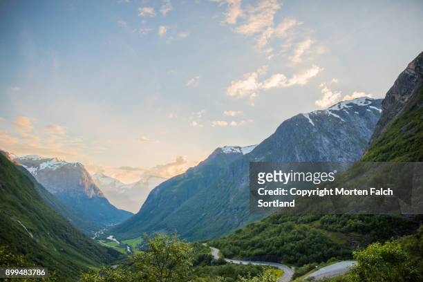 mountain valley with steep curvy road, norway - verwaltungsbezirk sogn og fjordane stock-fotos und bilder