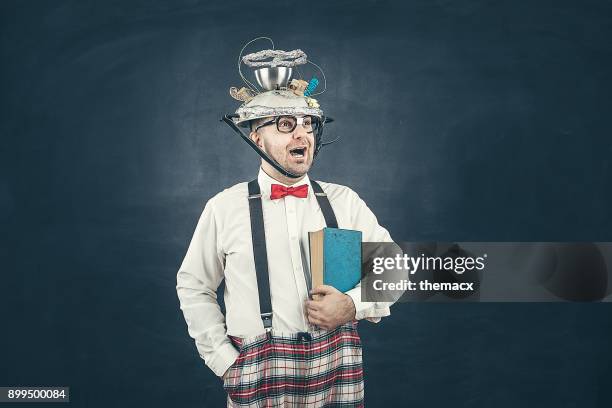 hombre joven nerd en pizarra - genius fotografías e imágenes de stock