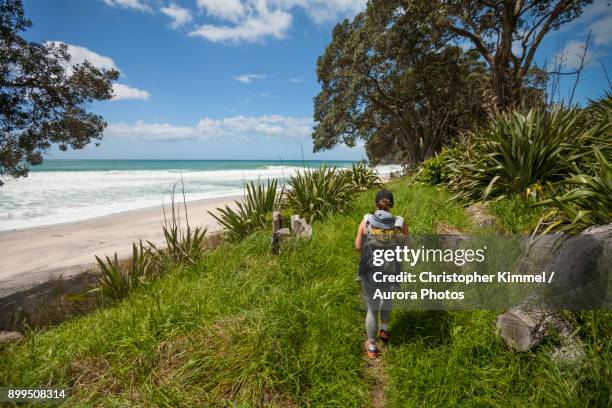 woman hiking at waihi beach in orokawa scenic reserve, new zealand - ilha do norte da nova zelândia imagens e fotografias de stock