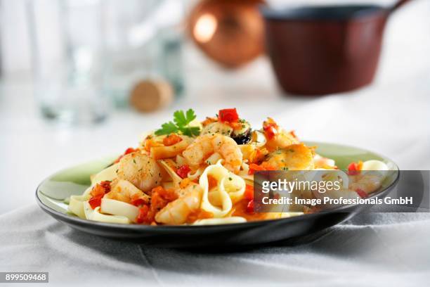 seafood pasta dish - gambas ストックフォトと画像