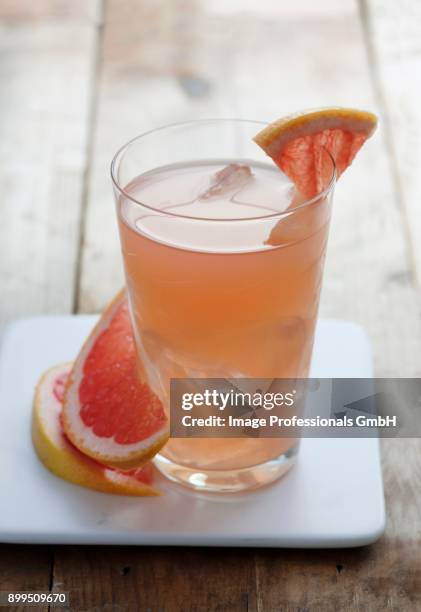 summery grapefruit juice with ice cubes - grapefruit juice stock pictures, royalty-free photos & images