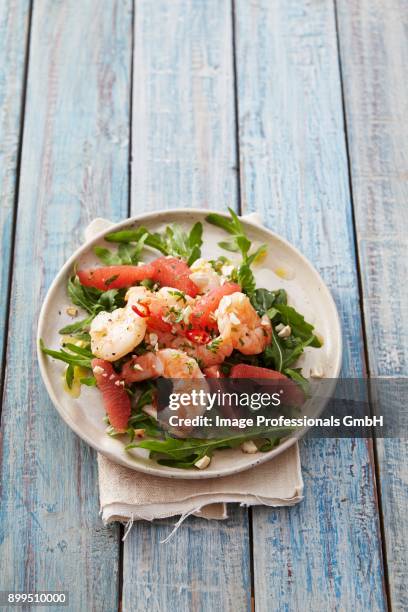 a rocket salad with prawns and pink grapefruit - gambas photos et images de collection