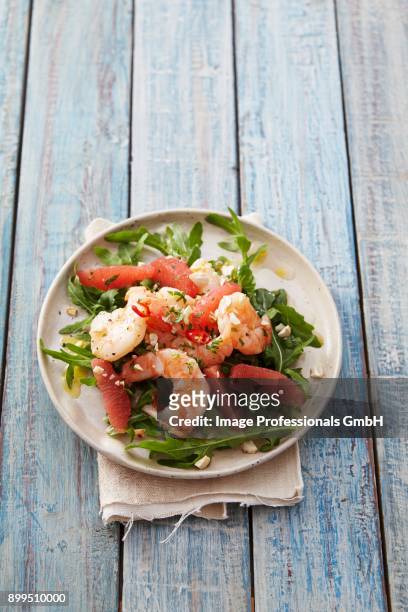 a rocket salad with prawns and pink grapefruit - gambas ストックフォトと画像