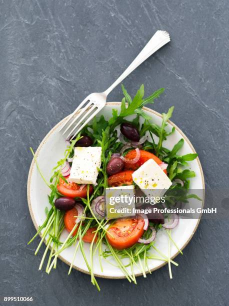 rocket salad with tomatoes, feta and kalamata olives - fetta - fotografias e filmes do acervo