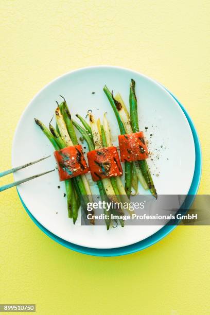 grilled pepper and bean bundles - haricot vert photos et images de collection