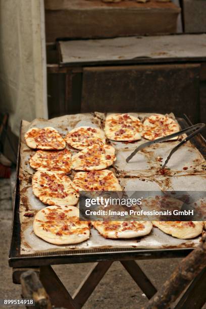 dinnede (mini tarte flambe) at a market - mini quiche stock pictures, royalty-free photos & images