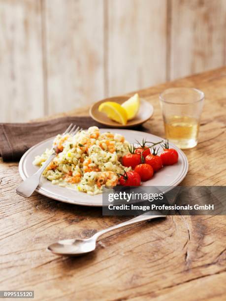 seafood risotto with roast tomatoes - gambas photos et images de collection