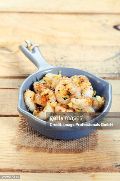 fried prawns and scampi with herbs - gambas photos et images de collection