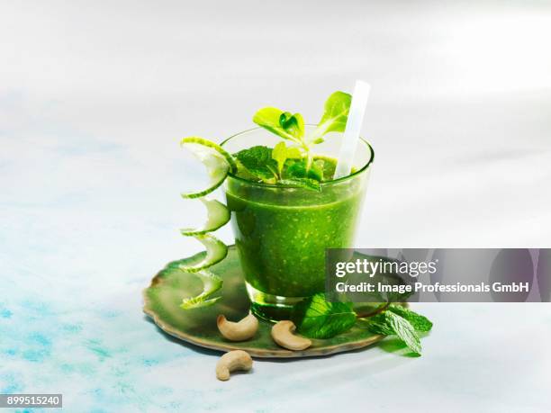 a cucumber and mint smoothies with lambs lettuce and cashew nuts - bohnenkraut stock-fotos und bilder