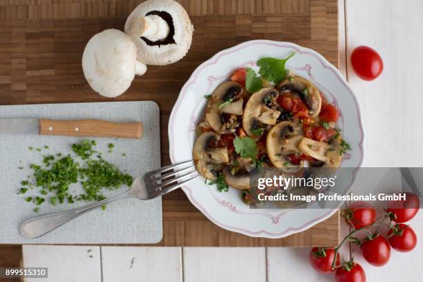 fried mushrooms and tomatoes with coriander - white mushroom imagens e fotografias de stock