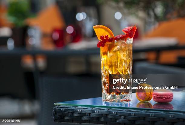 an iced tea cocktail on a patio table (buddha-bar hotel, paris) - tea and cupcakes bildbanksfoton och bilder