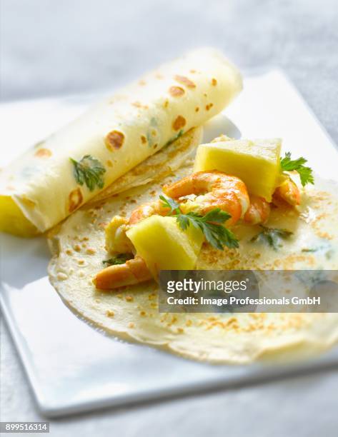 shrimp,pineapple and coriander pancake - gambas photos et images de collection