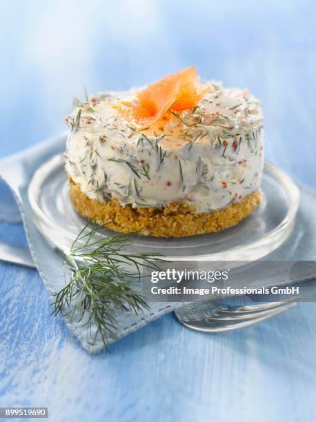 smoked salmon and dill cheesecake - cheesecake foto e immagini stock