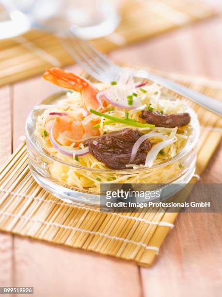 thai-style sauteed shrimp and caramelized beef noodle salad - gambas ストックフォトと画像