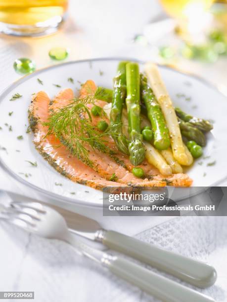 salmon with dill, green and white asparagus - asparagina foto e immagini stock