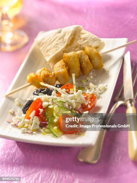 grilled chicken brochette ,greek salad and pitta - fetta stockfoto's en -beelden