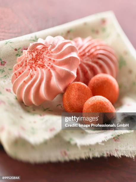 strawberry tagada meringue - candy samples ストックフォトと画像