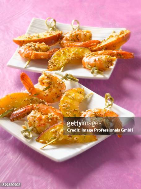shrimp,nectarine and sesame seed mini brochettes - gambas ストックフォトと画像
