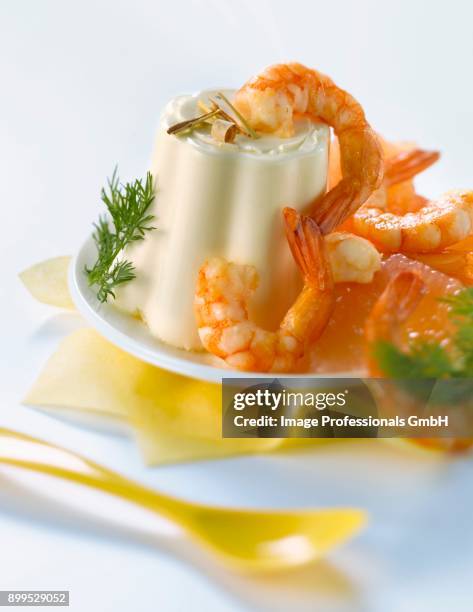 panacotta with pan-fried shrimps,citronella and grapefruit - gambas photos et images de collection
