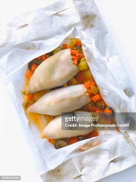 squid stuffed with piperade cooked in wax papaer - aclamar stock pictures, royalty-free photos & images