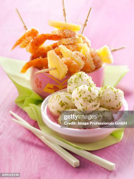 shrimp and pineapple brochettes coated in coconut,lime-flavored rice balls - gambas photos et images de collection