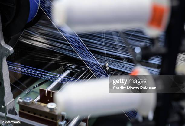 carbon fibre thread on loom in carbon fibre production facility - loom 個照片及圖片檔