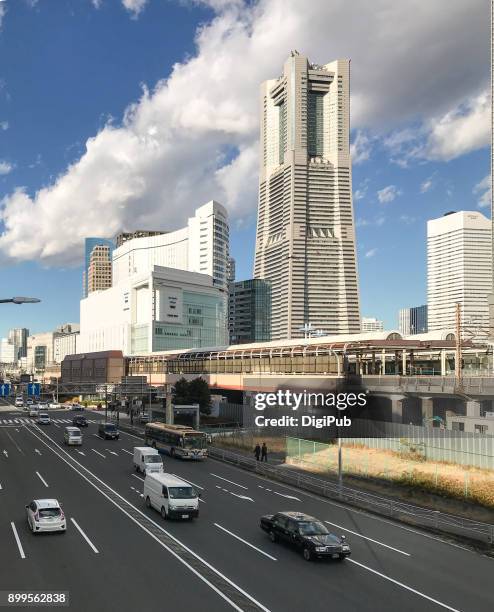 jr sakuragicho station and yokohama landmark tower - minato mirai stockfoto's en -beelden