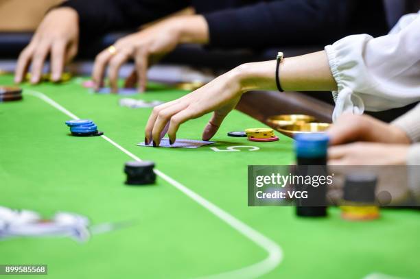 Yu Linghan exercises Texas Hold 'em Poker with her teammates on December 24, 2017 in Chengdu, Sichuan Province of China. 20-year-old Chinese girl Yu...