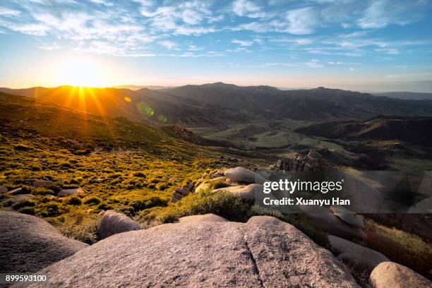 sunrise in the mountains - felsen stock-fotos und bilder