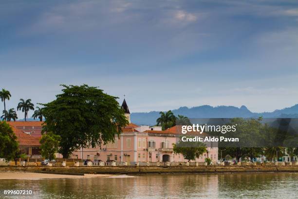 sao tomé and principe, sao tomé island, sao tomé city,  colonial building along de ana chaves bay - são tomé e principe imagens e fotografias de stock