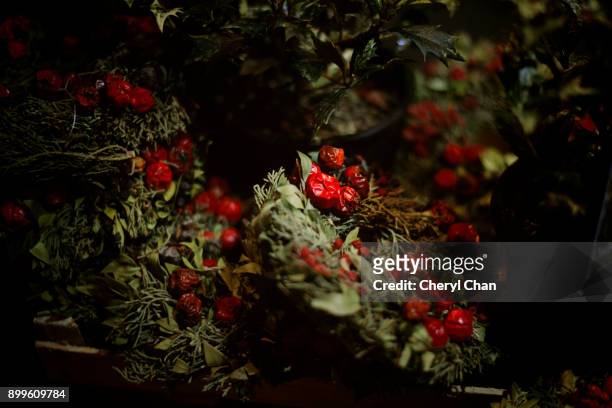 christmas wreath - winterberry holly stock pictures, royalty-free photos & images