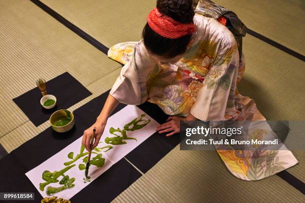 japan, matcha green tea calligraphy by the artist shoran - japanisches schriftzeichen stock-fotos und bilder