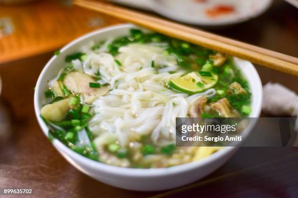 vietnamese beef noodle soup - pho soup stock-fotos und bilder