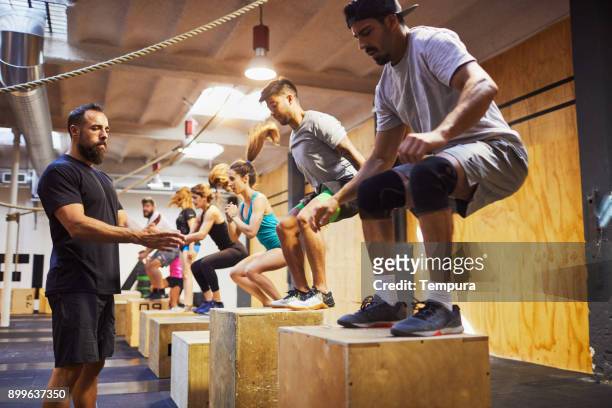 gimnasio de entrenamiento intensivo en los conceptos de fitness y deporte de barcelona. - entrenamiento combinado fotografías e imágenes de stock