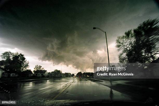 tornado in holdrege - wall cloud stock-fotos und bilder