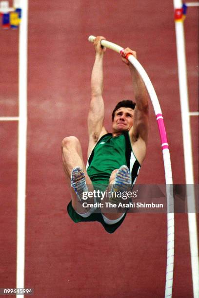 Sergey Bubka of the Unified Team competes in the Men's Pole Vault during the Barcelona Olympic at Estadi Olimpic de Montjuic on August 5, 1992 in...