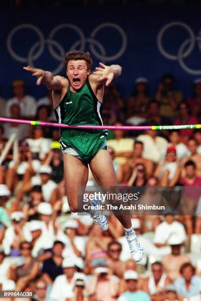 Sergey Bubka of the Unified Team competes in the Men's Pole Vault during the Barcelona Olympic at Estadi Olimpic de Montjuic on August 7, 1992 in...