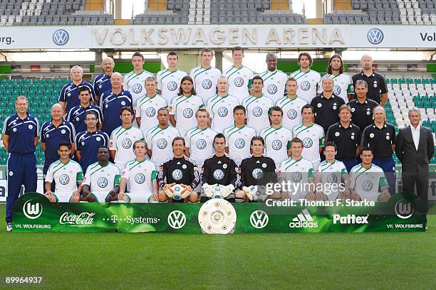 The team of Wolfsburg doctor Guenther Pfeiler, doctor Andreas Herbst, Christian Gentner, Jan Simunek, Edin Dzeko, Alexander Madlung, Grafite, Andrea...