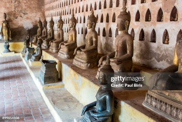 buddha statues in wat sisaket, vientiane, laos - internazionale socialista foto e immagini stock