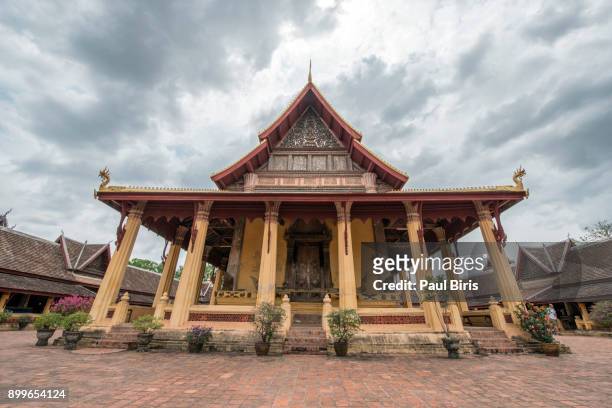 buddhist temple at wat si saket, vientiane, laos - wat si saket imagens e fotografias de stock