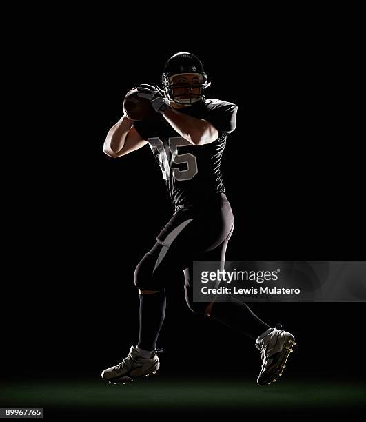 quarterback in three-step drop position - quarterback stock-fotos und bilder