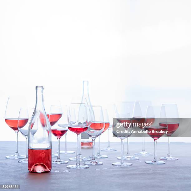 rose wine still life - annabelle rose imagens e fotografias de stock