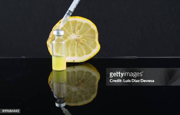 more and more people are using their mobile phones to find genetic experiments with lemons - conjugação imagens e fotografias de stock