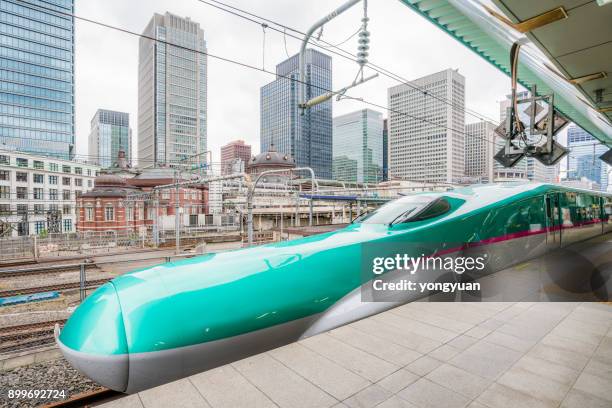 e5 serie shinkansen am bahnhof tokyo - e5 series shinkansen stock-fotos und bilder