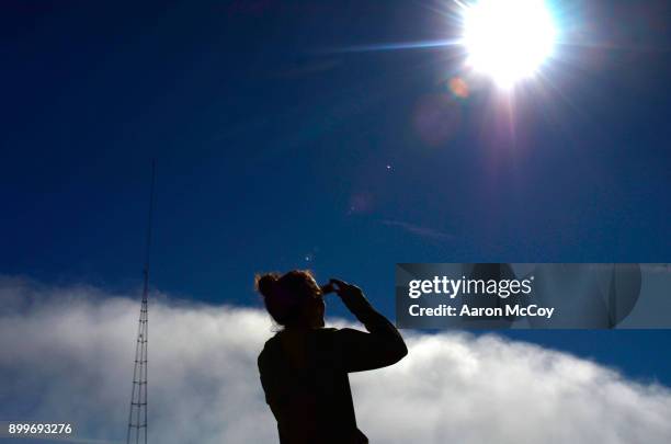 look into the sun - solar eclipse stockfoto's en -beelden